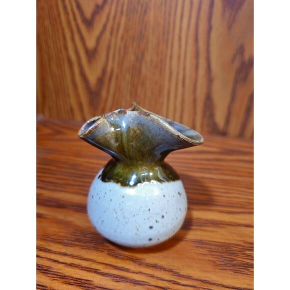 Handcrafted Vintage Ceramic Miniature Vase With Unique Ruffled Design & Speckled - Picture 1 of 7